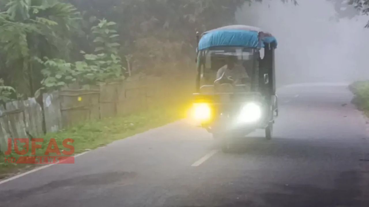 পঞ্চগড়ে হঠাৎ ঘন কুয়াশা, হেডলাইট যানবাহন জ্বালিয়ে চলাচল