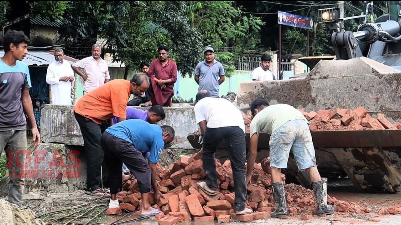 পঞ্চগড়ে ড্রেন নির্মাণে নিম্নমানের ইট, সাংবাদিকদের দেখে চম্পট