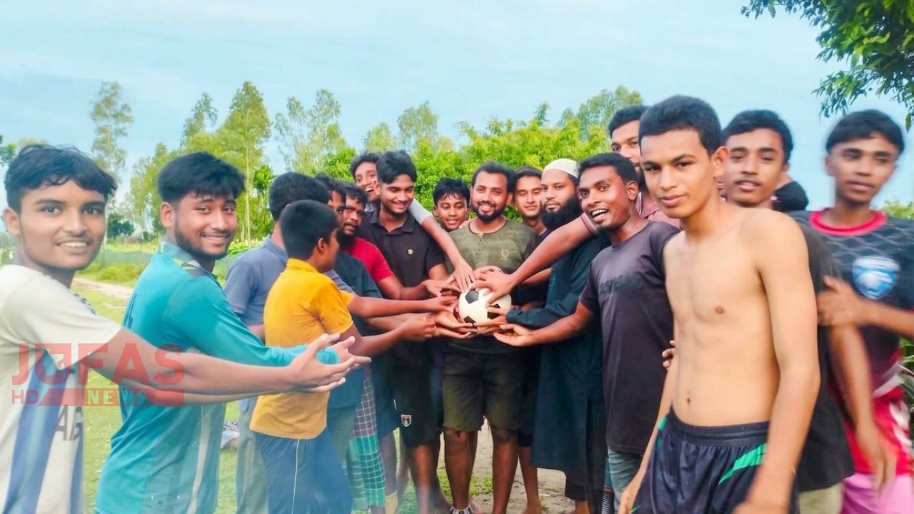 খানসামা গোয়ালডিহিতে মেম্বার প্রার্থী আউয়াল ইসলামের ফুটবল উপহার