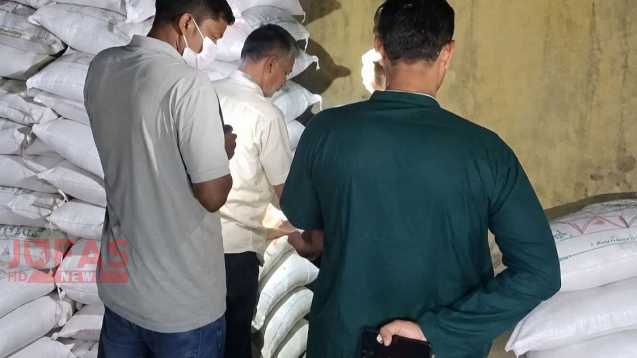 লাহিড়ী হাটে গোপনে মজুত সরকারি সার জব্দ, ব্যবসায়ীকে ১০ হাজার টাকা জরিমানা