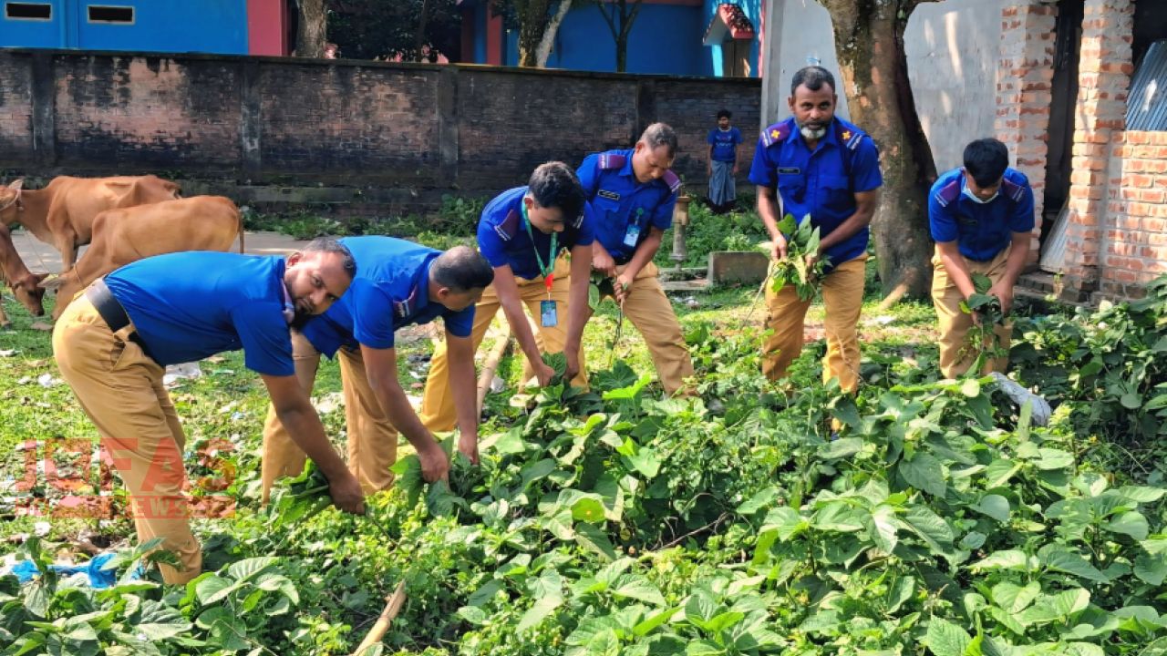 খানসামায় ডেঙ্গু প্রতিরোধে গ্রাম পুলিশের পরিষ্কার-পরিচ্ছন্নতা অভিযান