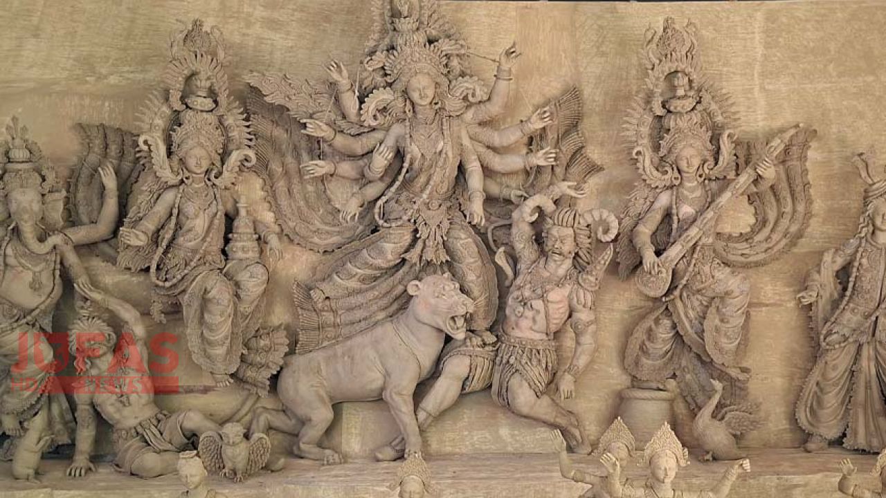 রঙ আর অলঙ্কারের অপেক্ষায় দেবী দুর্গা