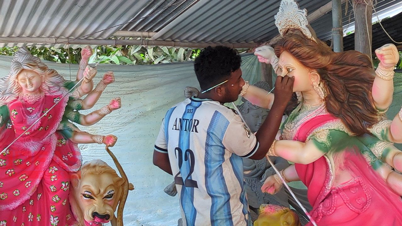 কুড়িগ্রামে দুর্গাপূজার প্রতিমা তৈরিতে ব্যস্ত কারিগররা
