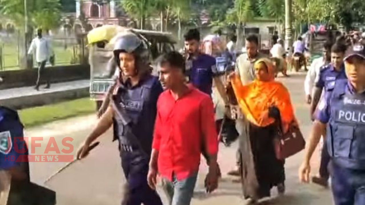নীলফামারীতে মাদকব্যবসায়ী সুজনের মুক্তির দাবিতে এসপির কার্যালয়ে বিক্ষোভ মিছিল আটক ১০