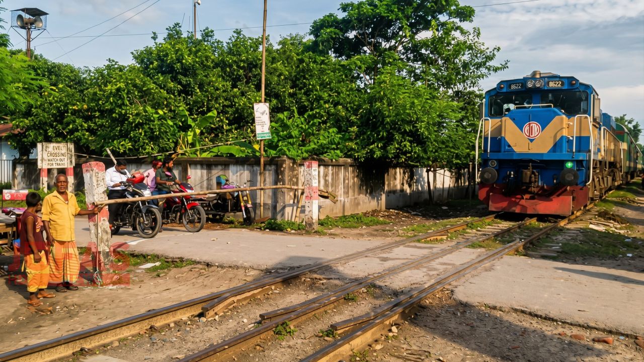 বিনা বেতনে ৫ বছর ধরে গেটম্যানের দায়িত্বে ভ্যানচালক
