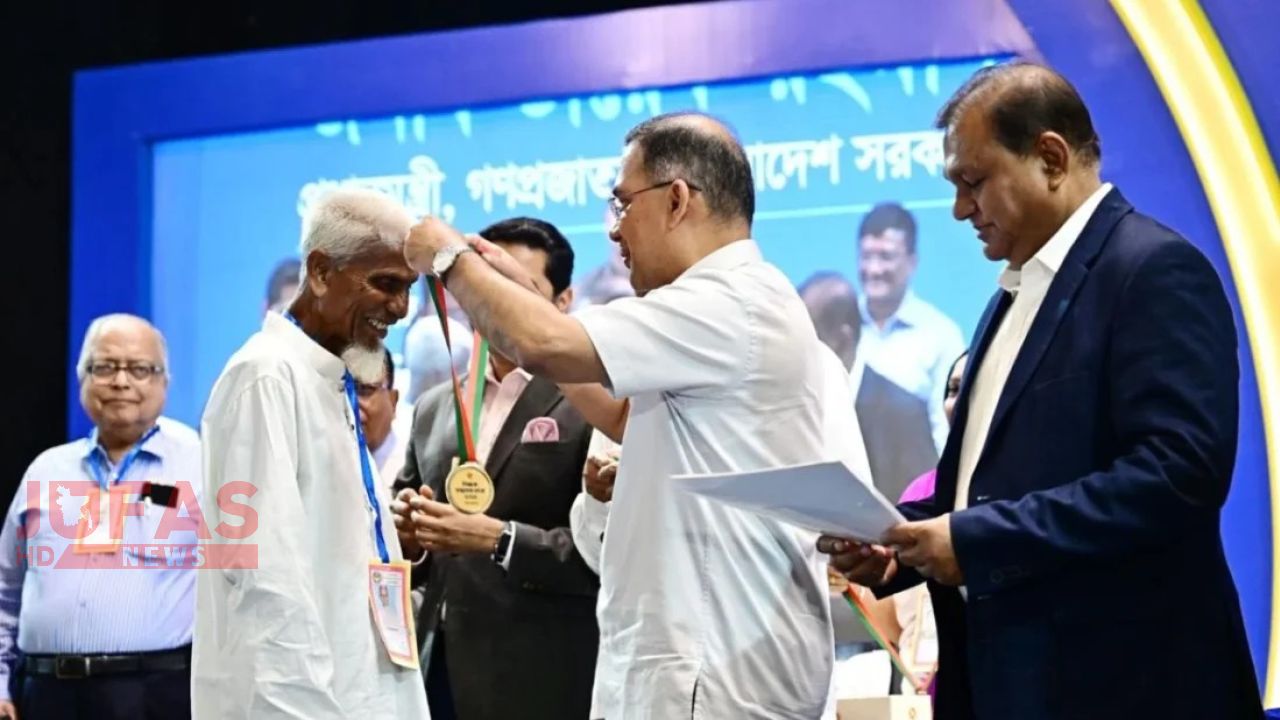 ৫২ বছর ১ টাকায় পড়ানো সেই ‘লুৎফর মাস্টার’ পেলেন অবসরভাতা