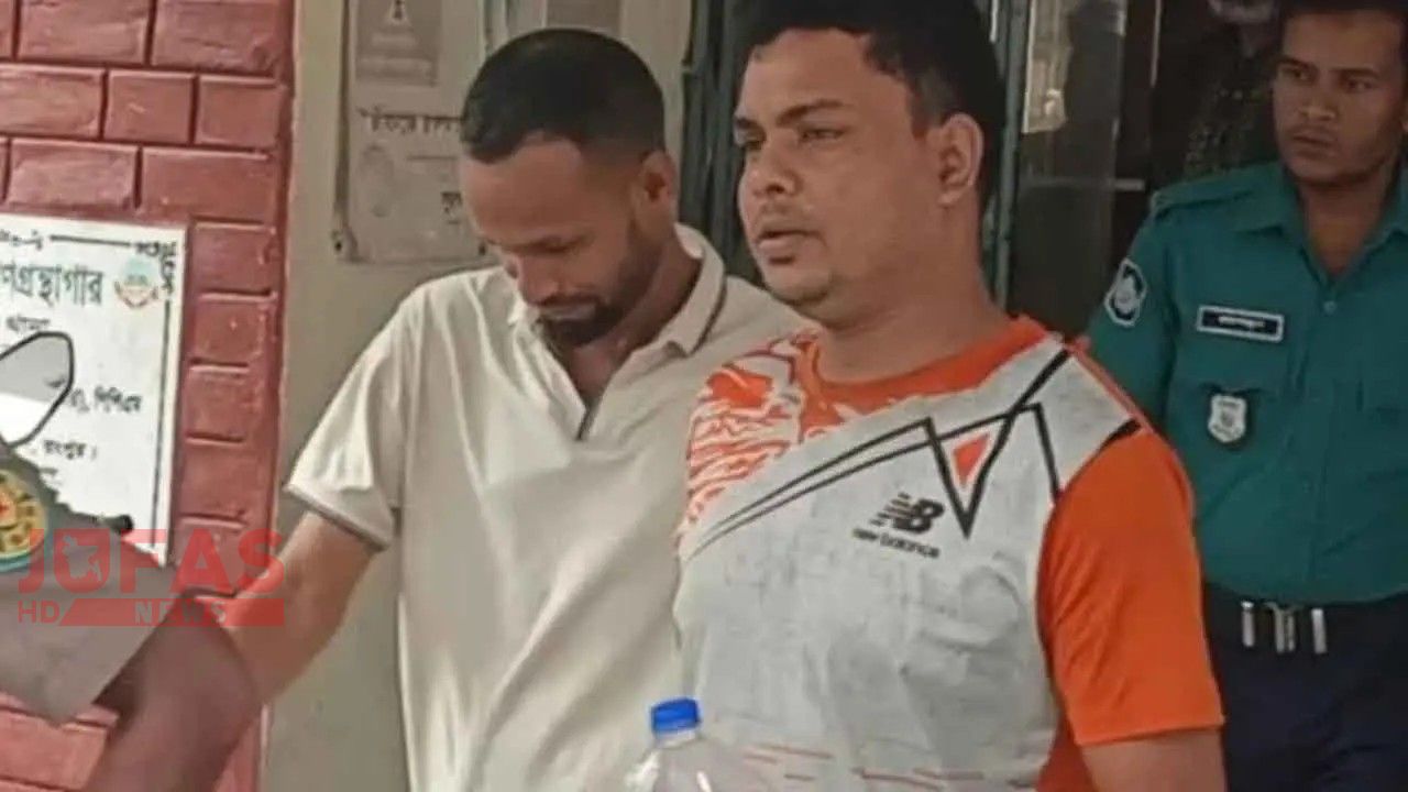 রংপুরে আবাসিক হোটেল থেকে ইয়াবাসহ দুই পুলিশ সদস্য আটক