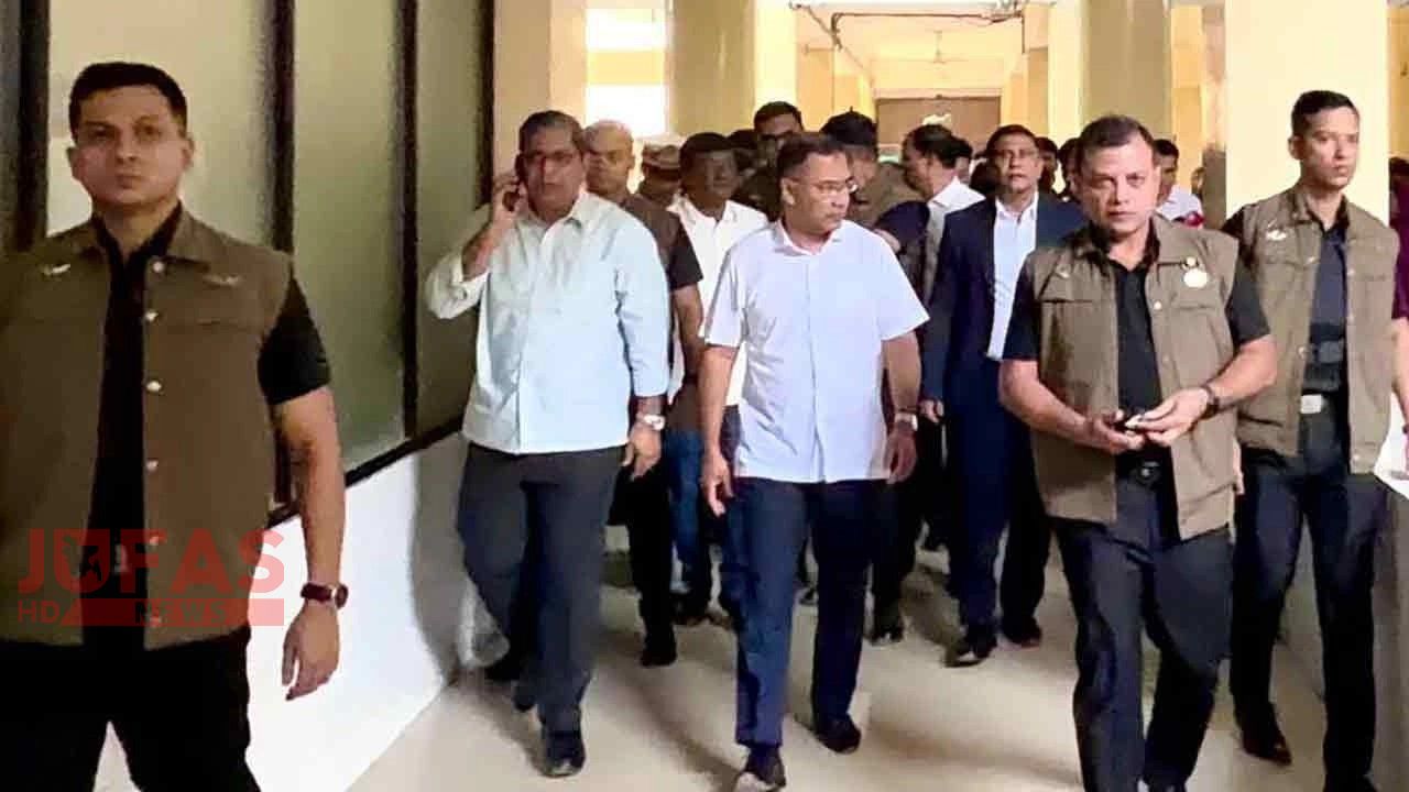শিশু হাসপাতালে চিকিৎসকের কক্ষে ধূমপান, দেখেই বরখাস্তের নির্দেশ প্রধানমন্ত্রীর