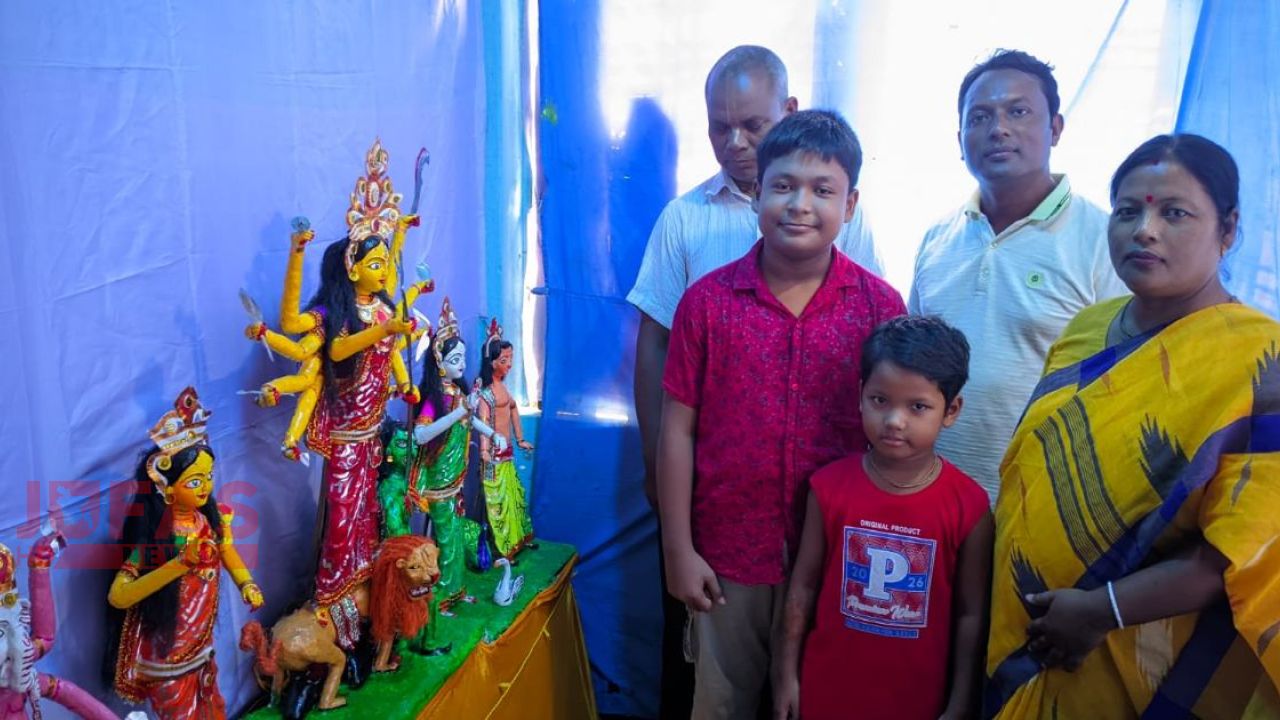 শারদীয় দুর্গোৎসবে বীরগঞ্জে ১১ বছরের শিশুর নিজ হাতে প্রতিমা নির্মাণ