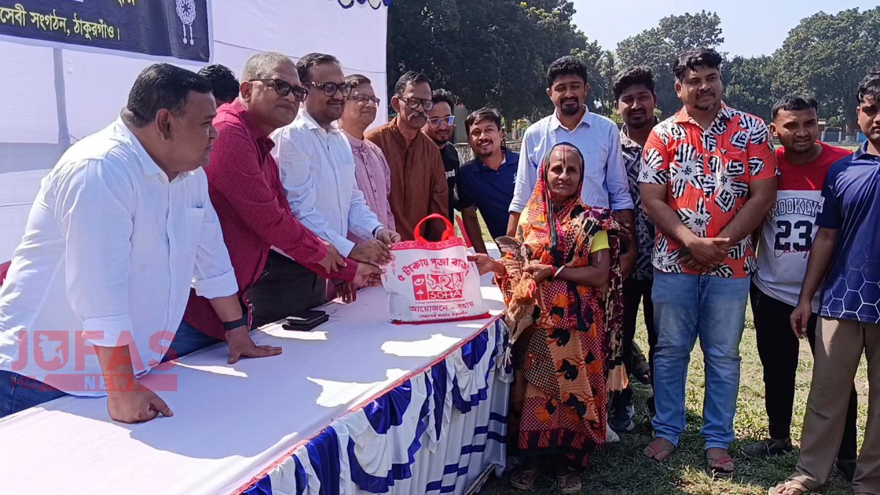 মাত্র ৫ টাকায় দুর্গাপূজার বাজার পেলেন ঠাকুরগাঁওয়ের দুই শতাধিক অসহায় পরিবার