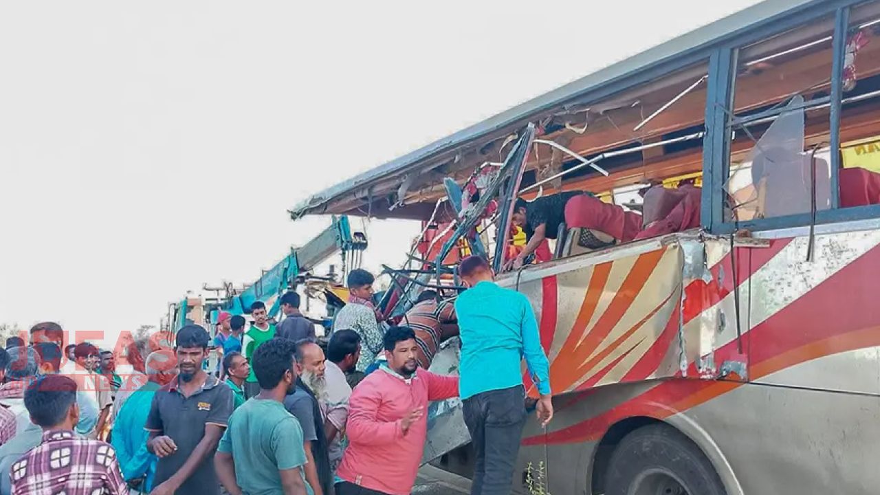 রংপুরে দাঁড়িয়ে থাকা ডাম্প ট্রাকে বাসের ধাক্কায় নিহত ৩, আহত ১৫
