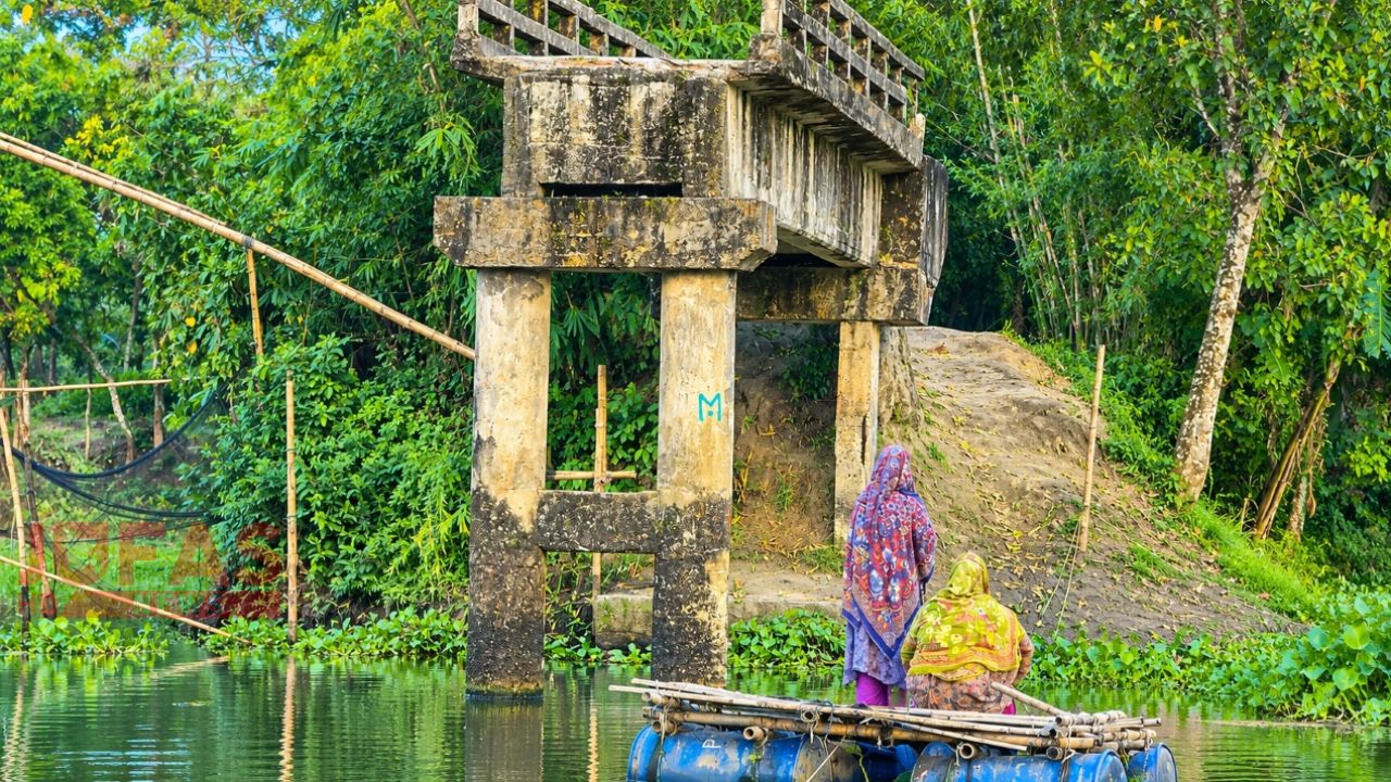 কুড়িগ্রামের রাজারহাটে ১০ গ্রামের মানুষের গলার কাঁটা ভাঙা সেতু