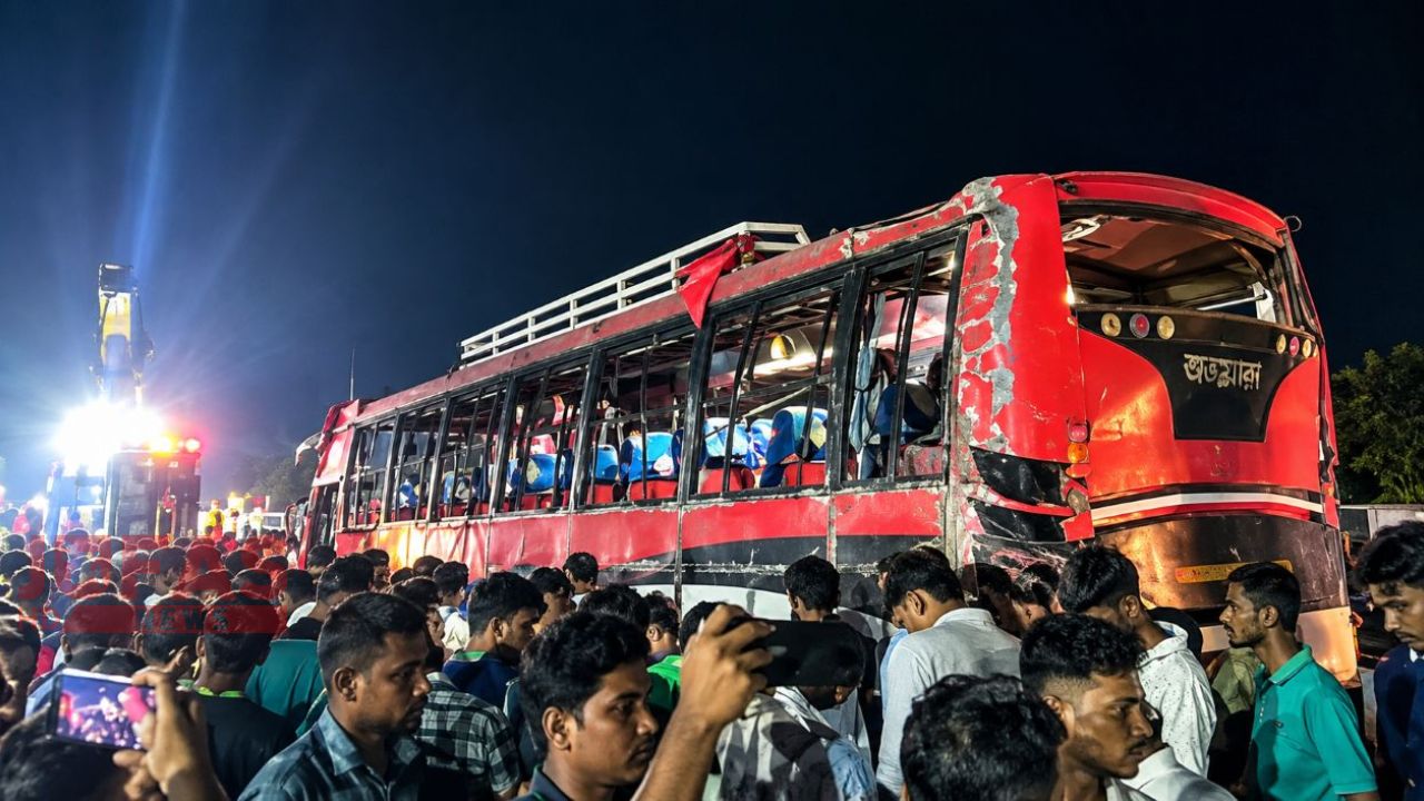 রংপুরের তারাগঞ্জে বাস ডিভাইডারে ধাক্কা খেয়ে হেল্পার নিহত, আহত ২৫