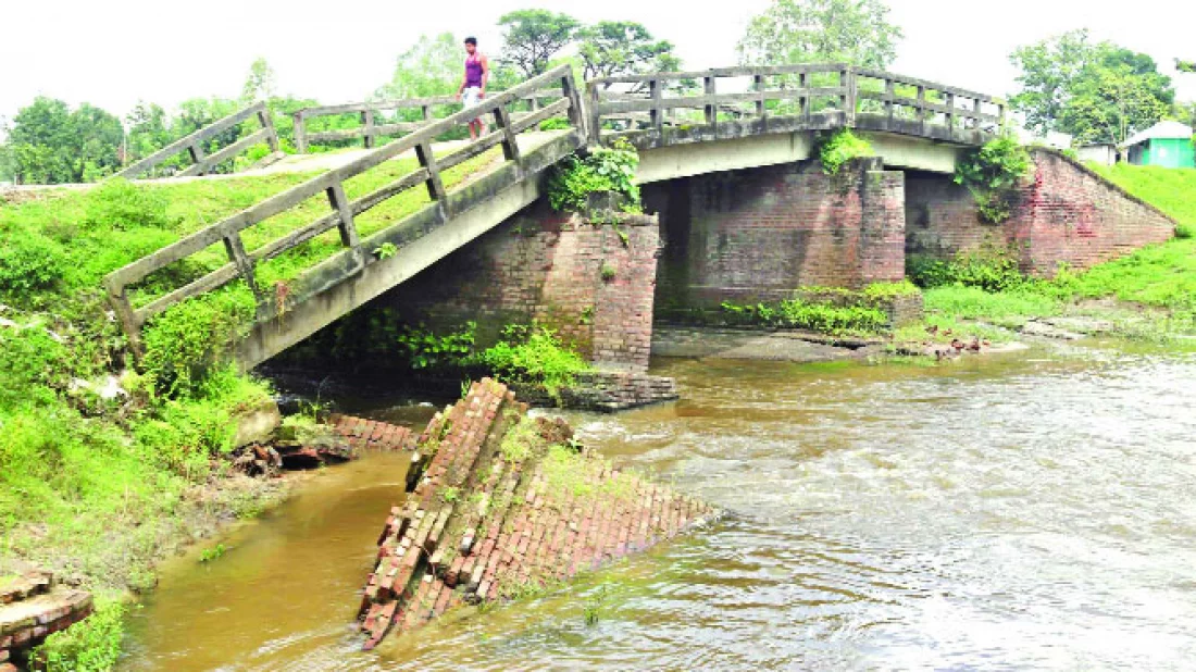 খারুভাজ নদীর ওপর ভেঙে পড়া সেতু